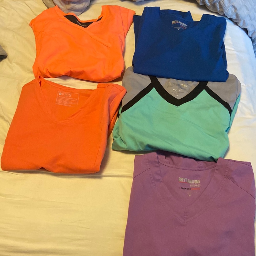 5 medium scrub tops (greys anatomy and one figs top)
